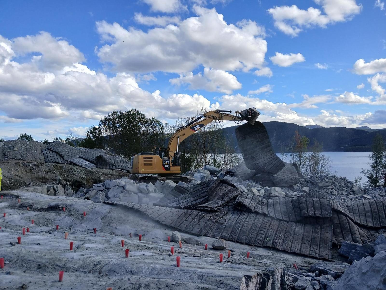 Gravemaskin på fjell